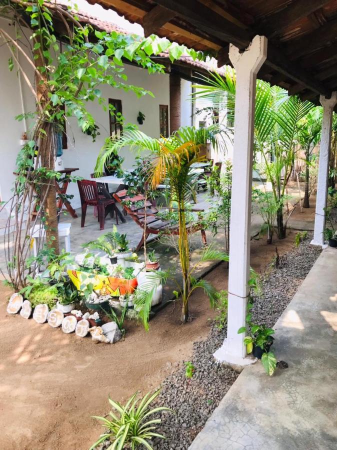 Walkers Hostel Trincomalee Exterior foto